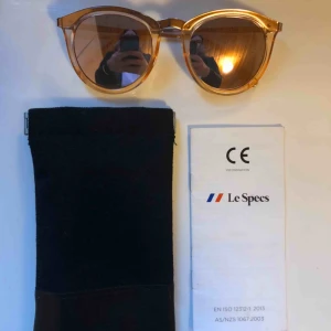  - Jättefina solglasögon men som tyvärr inte kommer till användning😭😭😭  Färg:Rosé  Skick: Bra Övrigt: Spegelglas Nypris:650kr