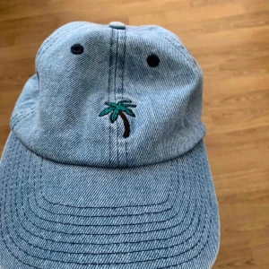  - JeansKeps från H&M med broderad Palm på framsida. Frakt 60kr 