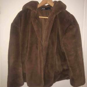 Fin brun päls jacka från Zara, mycket sparsamt använd. 