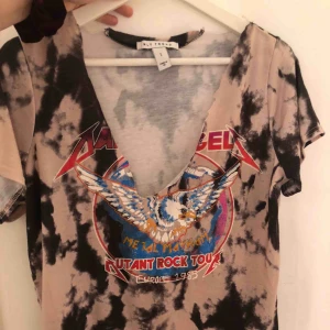  - En fin t-shirt från Nelly som köptes för länge sedan med ”urringning” fast den går åt sidan då jag själv klippt den så. Den kom aldrig till användning men hoppas någon av er vill ha den!  Frakt tillkommer men bjuder på den vid köp av fler plagg 💕✨🦋