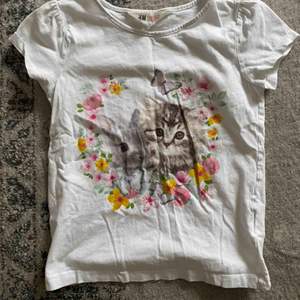 T-shirt med katt tryck framtill