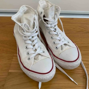 Vita converse - Vita Converse som är nästan oanvända. Köparen står för frakt. Pris kan diskuteras.