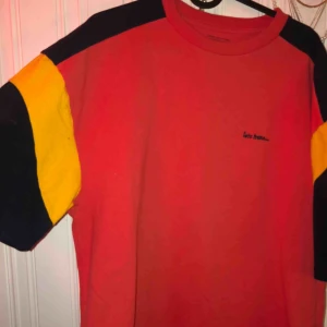  - Säljer en tröja från Urban outfitters då jag inte använt den så mycket :)) den är i M men är större i storleken! 🥰 (frakten ingår i priset) 