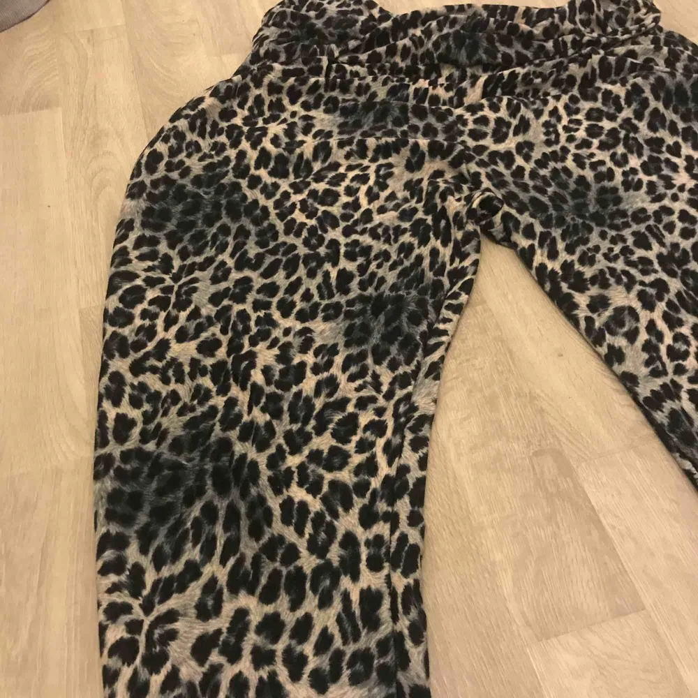 Leopard byxor . Jeans & Byxor.