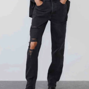  - Intressekoll på dessa ascoola jeans från zara 👊🏼🐍 Och alltså wow vad jag tycker om dom här jeansen! Sitter bra på mig som vanligtvis har 36, och så bekväma. 🤙🏼😋 