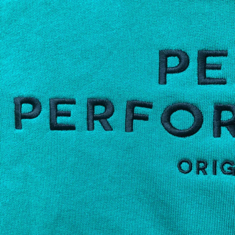 Säljer nu denna tröjan ifrån peak performance, endast använd ett fåtal gånger. Tröjan är i storlek 150, men skulle även säga att det passar en xs. Inga returer & betalning sker helst via swish. Kan dela på frakten . Tröjor & Koftor.