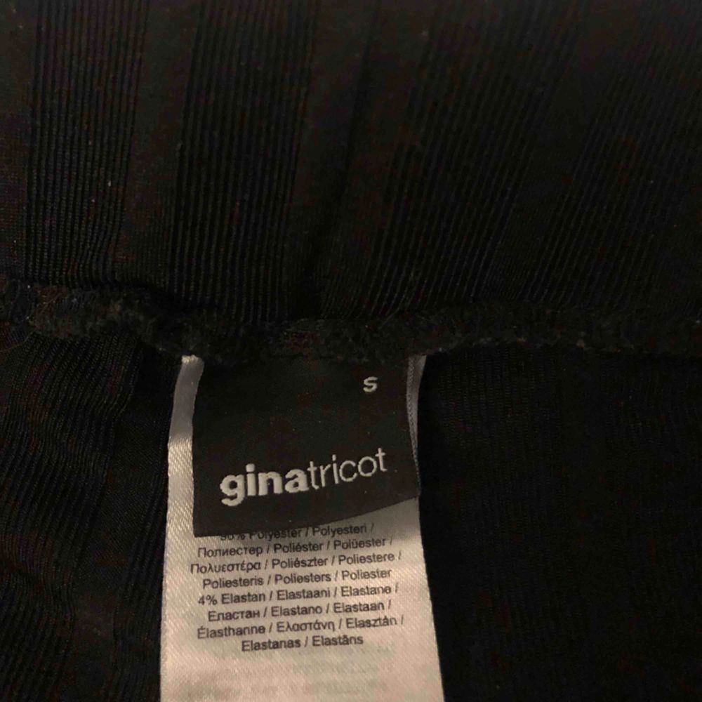 Vida svarta högmidjade byxor från Gina Tricot. Tunna och kan användas både till fest och vardag. Jeans & Byxor.