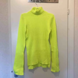  - Tight neonpolo från HOPE, passar storlek 36/38