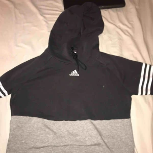  - En jättefin lite oversized hoodie, väldigt fin och ser ut som ny. Kan tänka mig gå ner lite i pris vid snabb affär