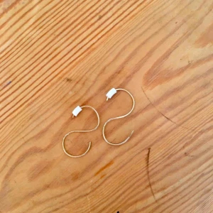  - Örhängen i guld från Weekday. Aldrig använda 