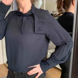  - Stilren marinblå blus ifrån Mango. Använd en gång. Passar S-L