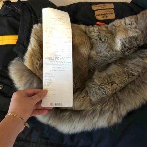  - Jackan är en kort modell, har ett utmärkt skick, då den är ej använd för mycket. Storleken är S. Köpt för 10500kr i Norge, från en märkes affär som heter Pondus. Det är en dam jacka! 