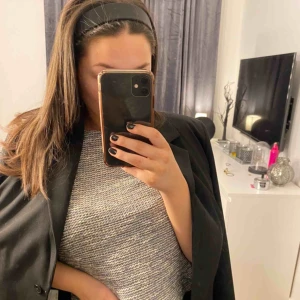  - Tröja från ZARA som knappt är använd. Priset går att diskutera, frakt tillkommer🌸🌸