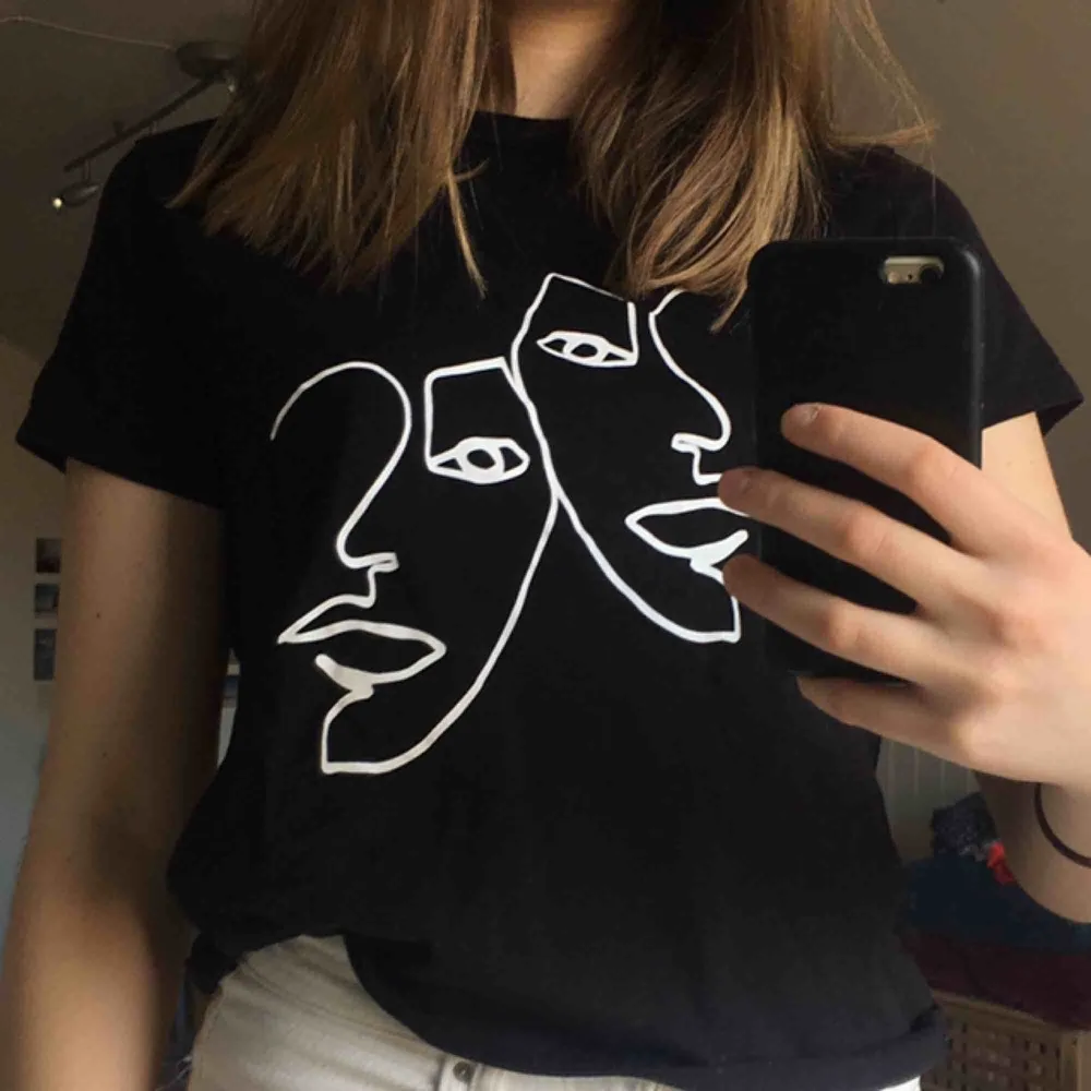 Skitcool T-shirt med tryck som någon annan säkert kan ge mer kärlek än vad jag har gett den! Kan skicka på posten eller mötas i Karlstad!!💞🦋. T-shirts.
