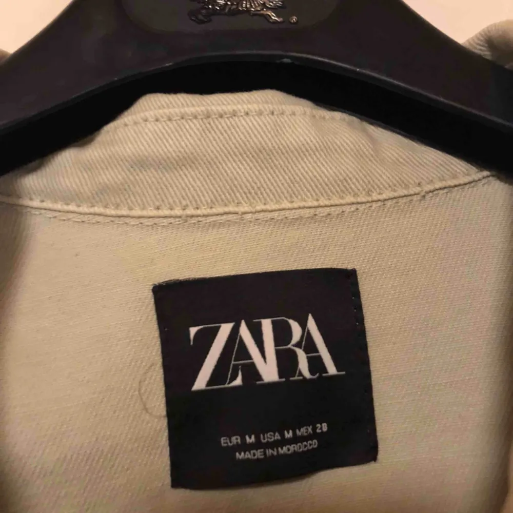 Superfin jacka från Zara som endast är använd 1 gång!! Superfin till våren🌸🌸🌸🌸 köpare står för frakt!. Jackor.