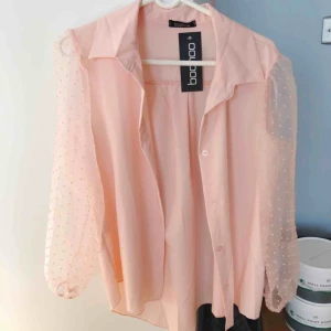  - Jätte fin blus från Bohoo i storlek M!  Skjortan är helt ny och har tillhörande lappar kvar.  Frakt: 42 kronor 