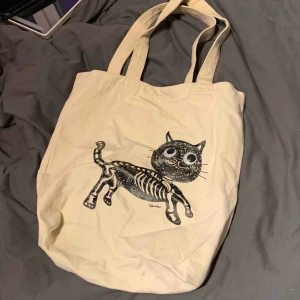  - min ÄLSKADE tygkasse från vans som sorgligt nog inte kommer till användning längre. 