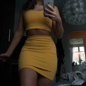  - Helt oanvänd set från boohoo i stl 34 (passar 32-36)  Senapsgul färg som får brännan att poppa