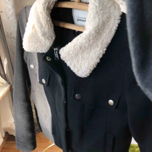  - Hello! Säljer min vårjacka från Asos, märket är ”pimkie” och den är köpt för ca 400kr. Den är i väldigt bra skick!🌚💜    Möts upp i Örebro/Stockholm annars tillkommer det extra kostnad för frakt😊 (Skriv för fler bilder hihi)