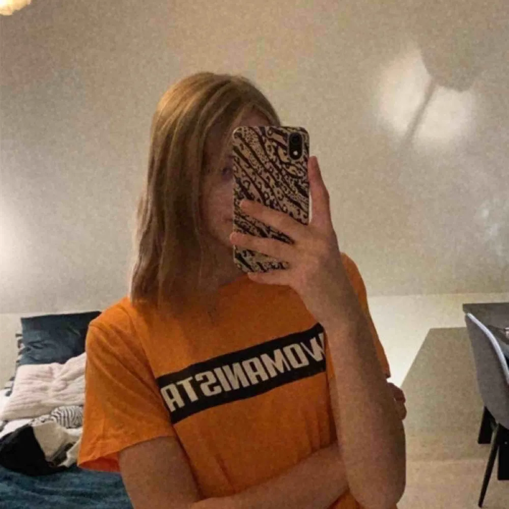 Så snygg basic orange t-shirt med text på från Gina. En del använd men inget som syns tydligt. Superskönt material! 🥰 Frakt tillkommer . T-shirts.