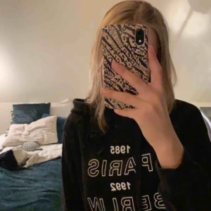  - Snygg svart basic hoodie med någon text på från Gina. Knappt använd, väldigt bra skick. 💞 frakt tillkommer 