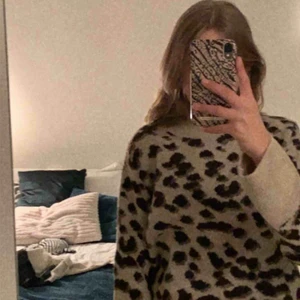  - Jättefin stickad tröja från hm. Nästan aldrig använd, inte min stil. Sticks lite men väldigt mysig. Fråga bara på om ni undrar något! 🥰🥰🥰 frakt tillkommer