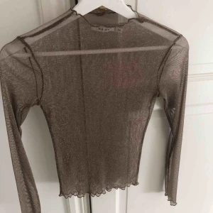  - Så fin mesh tröja, som jag knappt använt. Den är beige/Champagne färgad. Skriv om det önskas mer bilder  