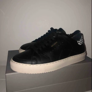  - Helt oanvända Arigatosneakers! Normala i storlek, skitsnygga och klassiska som passar till allt. 