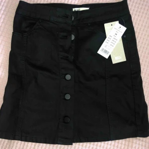  - En svart jeanskjol från ginatricot aldrig använd