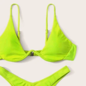  - Super snygg neon grön bikini överdel 120kr inkl frakten 