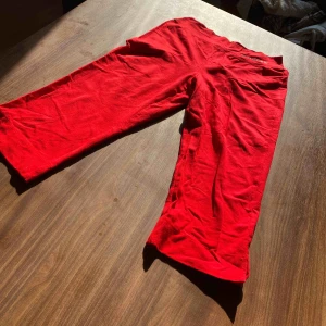  - ETT PAR LÅNGA MEXX SPORT SHORTS❤️ Ungefär knälånga. Gott skick, knappt använda! I storlek M, men passar även S. Går att mötas upp i Stockholm eller frakta. (Köparen betalar för frakt) 😊 Betalning via Swish ✅