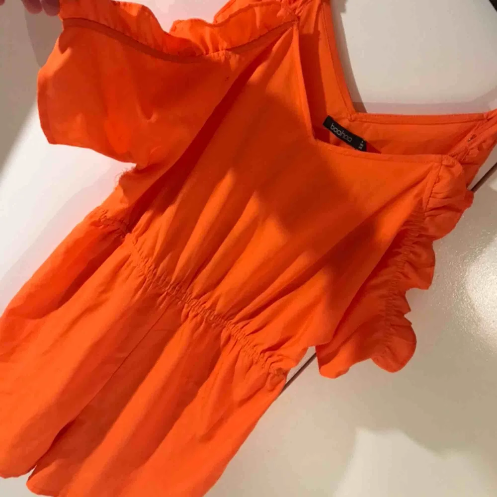 Super söt orange byxdress   Storlek: 40 (Passar mindre) (Obs! Defekter finns) Kan skicka mer bilder på dem!  89kr inkl frakten. Övrigt.