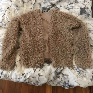  - Säljer denna fina koftan från Gina Tricot använd en gång mycket bra skick (Fake pills / Ludd)