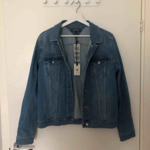  -  Superfin Tommy Hilfiger jeansjacka, aldrig någonsin använd, lapp kvar, kostade runt 1200 kr ny.  Går att skicka på posten eller mötas upp i Västerås ❤️