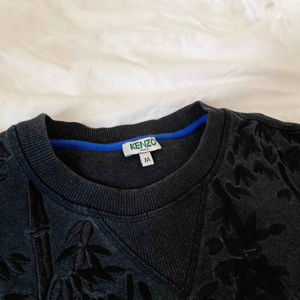 Kenzo ’Tiger’ sweatshirt  Använd Kenzo Paris pullover men i mycket gott skick! 100% bomull  . Tröjor & Koftor.