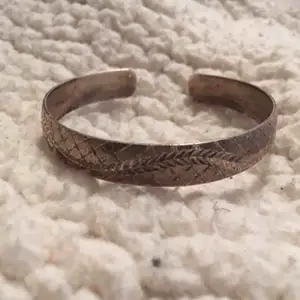 Armband i silver. Oanvänt och endast testad. Säljes då det inte kommer till användning.   • Köparen står för frakt.