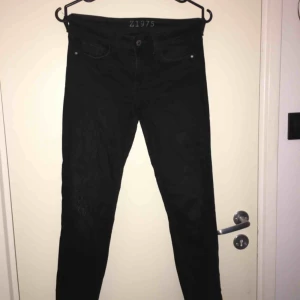  - Ankellånga jeans från Zara med slitningar på ena knät och längst ner. Sköna och stretchiga! 