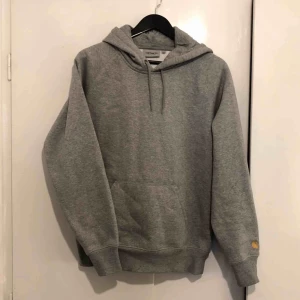  - Carhartt huvtröja. Säljs pga för liten storlek så endast använd ett fåtal gånger.   Köparen står för frakten. Kan också upphämtas i Stockholm.