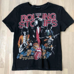  - Tröja med tryck, fram och baksida. 