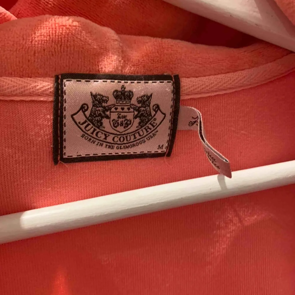 En orange/ljusrosa juicy couture huvtröja. I befintligt skick. Passar en xs till m. Finns byxor till för samma pris. För hela sättet blir det 450 Köparen står för eventuell frakt. Hoodies.