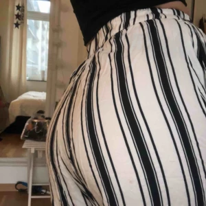  - Stretchiga fina sommarbyxor från Weekday! De är jätte sköna i materialet men kommer aldrig till användning. Köpa för 400kr. 