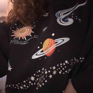 Sweatshirt med massa planeter och annat på från h&m! Kan mötas upp i Uppsala eller så tillkommer frakt 💕