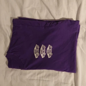 Lila Vans T-shirt  - Säljer denna snygga vans tisha i färgen lila. Den är för liten för mig och används därför inte. Använt relativt mycket men är i Topp skick. Används av både tjejer och killar. 