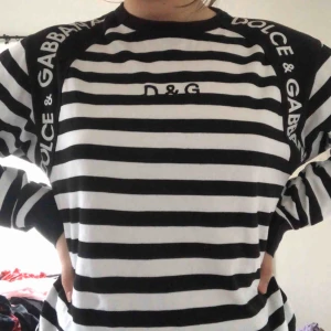  - Dags att sälja vidare denna favorit! Långärmad, svart/vit randig Dolce & Gabbana tröja köpt på Humana!Älskaaar men inte min stil längre.