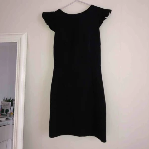  - Supersnygg klänning i jättebra material som sitter åt jättebra och framhäver figurer. Enbart använd en gång på ett bröllop. 