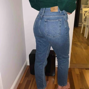  - Nly mom jeans i storlek 29
