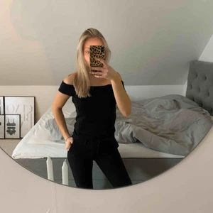  - Söt off shoulder topp från Gina Tricot, frakt tillkommer. 