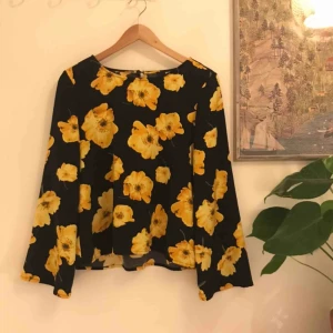  - Blus från bikbok med lätt utsvängda armar. Endast använd ett fåtal gånger och i gott skick. Kan mötas upp i Stockholm eller frakta! (Köparen står för frakten)