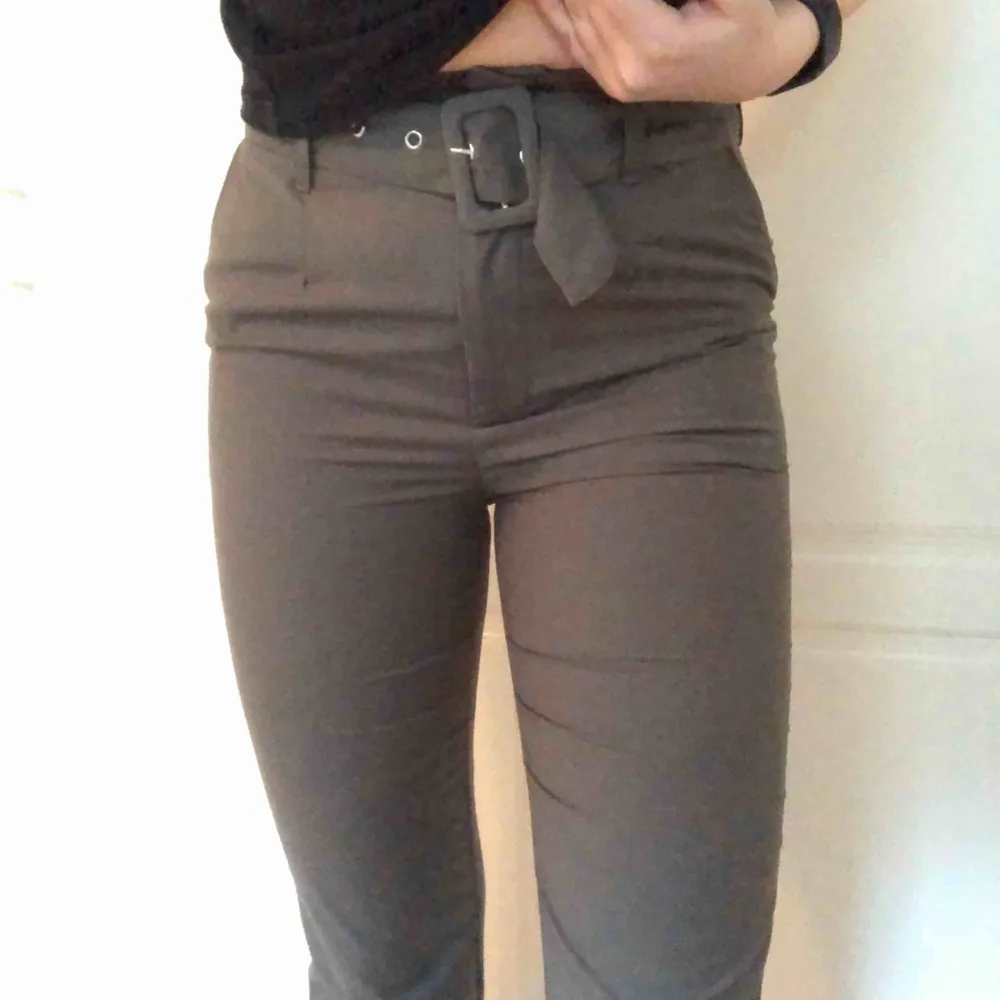 Militärgröna ”kostymbyxor” med bälte i midjan. Storlek 38 men mer som 36. För korta på mig som är 175cm. Endast provade, aldrig använda. Säljer då dem är för små. . Jeans & Byxor.
