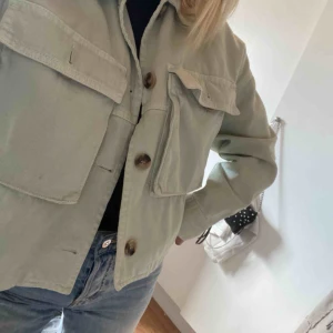  - Skit snygg ljusgrön jacka från zara<3 köparen står för frakten, alltid